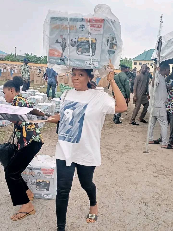 ebiapina's tweet photo. First it was govt has no business with petty skills training and empowerment to the process was faulty to now, 'trainees are useless' they're selling starter packs.
Someone learnt paint making and now earn a living from it.
Quiet the noise then you'll see the positive impact. https://t.co/KbspSFqlKU