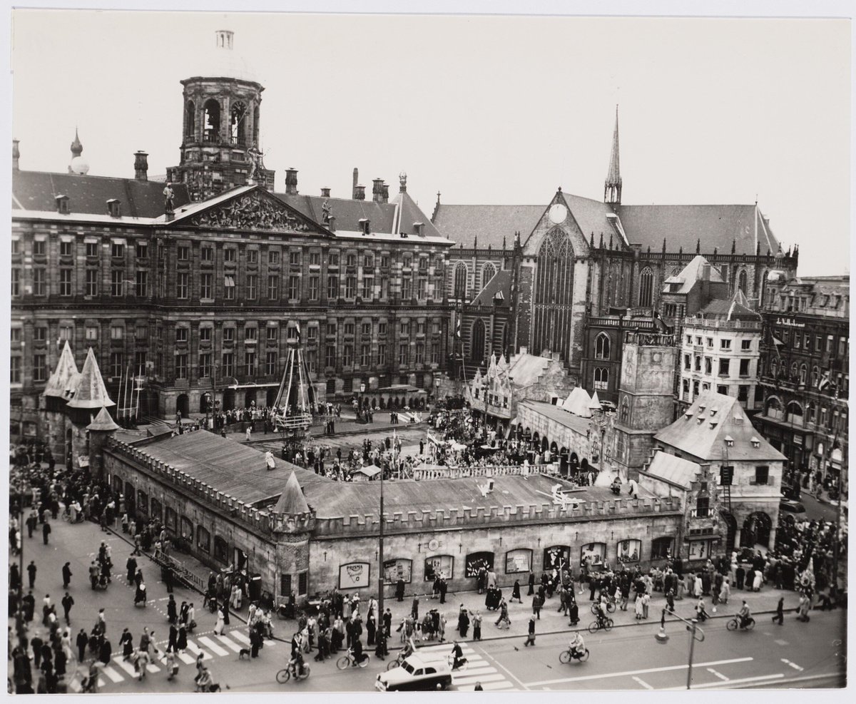 🏰 De Dam als historisch stadje. Een feestelijk spektakel in de zomer van 1950, speciaal gebouwd voor de viering van 5 eeuwen Kalverstraat.  Een nagebouwde stad met een stadsmuur waar bezoekers terug gingen in de tijd.
Lees meer in #erfgoedvandeweek
amsterdam.nl/kunst-cultuur/…