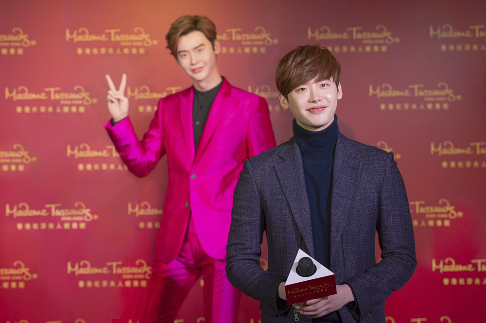 #LeeJongSuk was spotted filming in Hong Kong
yesterday, sending fans into a frenzy 🔥 If you missed
it, don’t worry! Visit #MadameTussaudsHongKong to
meet his wax figure and show some support for his new
drama🎬