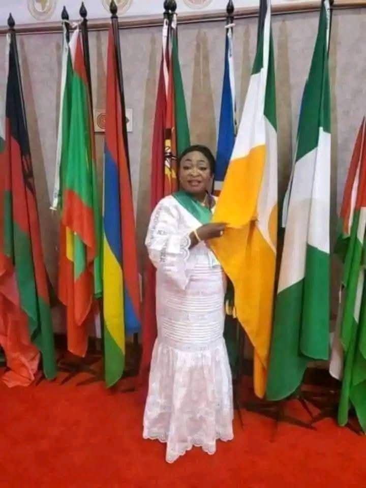 Côte d'Ivoire 🇨🇮 : SCANDALE !.

La députée du régime au pouvoir qui passe tout son temps à insulter les opposants « ibiêkissê» s'est affichée avec le drapeau du Niger pensant que c'était celui de la RCI 🤥.