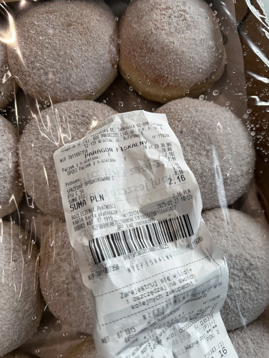 Kondzio42's tweet photo. Wojna cenowa Lidla z Biedronką trwa w najlepsze… pączki za 0,09 zł… przy zakupie 24 szt… wiadomo, że przy takiej ofercie opłaca się kupić 24 zamiast 2… jakość: sztuczne nadmuchane ciasto, sztuczna marmolada i produkt głęboko mrożony, ale cena czyni cuda #cebuladeal https://t.co/6XxtXJDK7i