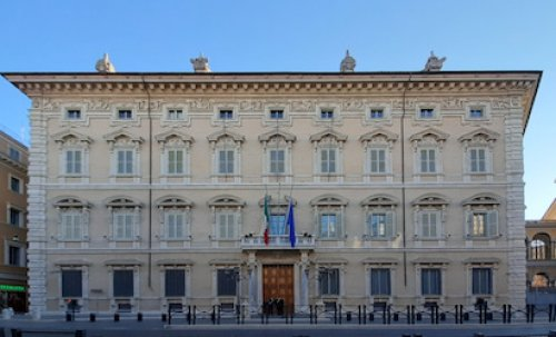 QSanit's tweet image. Ddl #prestazioni sanitarie. #Dirigenti #sanitari delle amministrazioni centrali in #pensione a 72 anni. Stop alle incompatibilità fino al 2027. Procedure più rapide per approvvigionamento #farmaci innovativi e per malattie rare. Gli emendamenti #Sanità quotidianosanita.it/governo-e-parl…