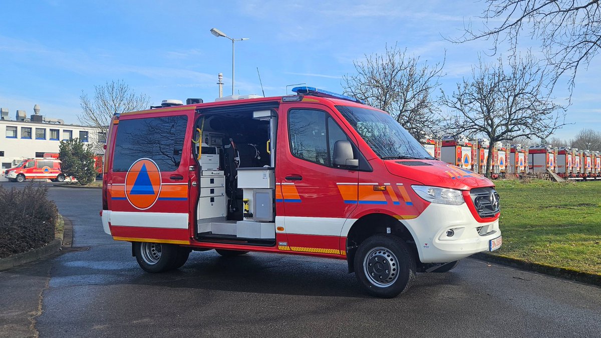Die Auslieferung der neuen CBRN-Erkundungswagen hat begonnen. In diesem Jahr sollen 395 CBRN ErkW an die Bundesländer verteilt werden. Insgesamt werden 518 Fahrzeuge gemäß des Ausstattungskonzepts an die Bundesländer ausgeliefert. Mehr dazu lesen Sie hier: bbk.bund.de/SharedDocs/Pre…