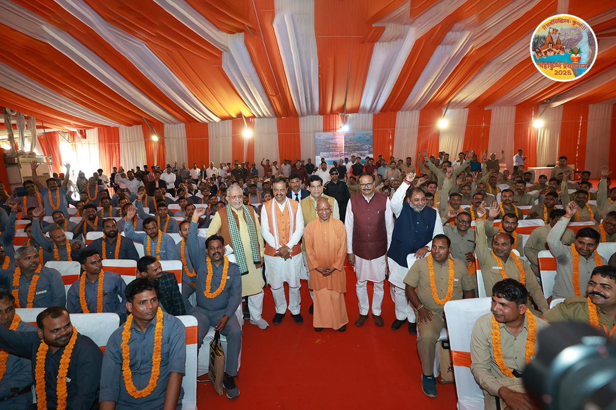 आज तीर्थराज प्रयाग में माननीय मुख्यमंत्री श्री <a href="/myogiadityanath/">Yogi Adityanath</a> जी ने महाकुम्भ 2025 में सफल बनाने और श्रद्धालुओं को सकुशल महाकुम्भ तक लाने तथा उनके गंतव्य तक पहुंचाने में महत्वपूर्ण भूमिका निभाने वाले उत्तर प्रदेश राज्य सड़क परिवहन निगम के बस चालकों से संवाद कर उनका सम्मान किया।