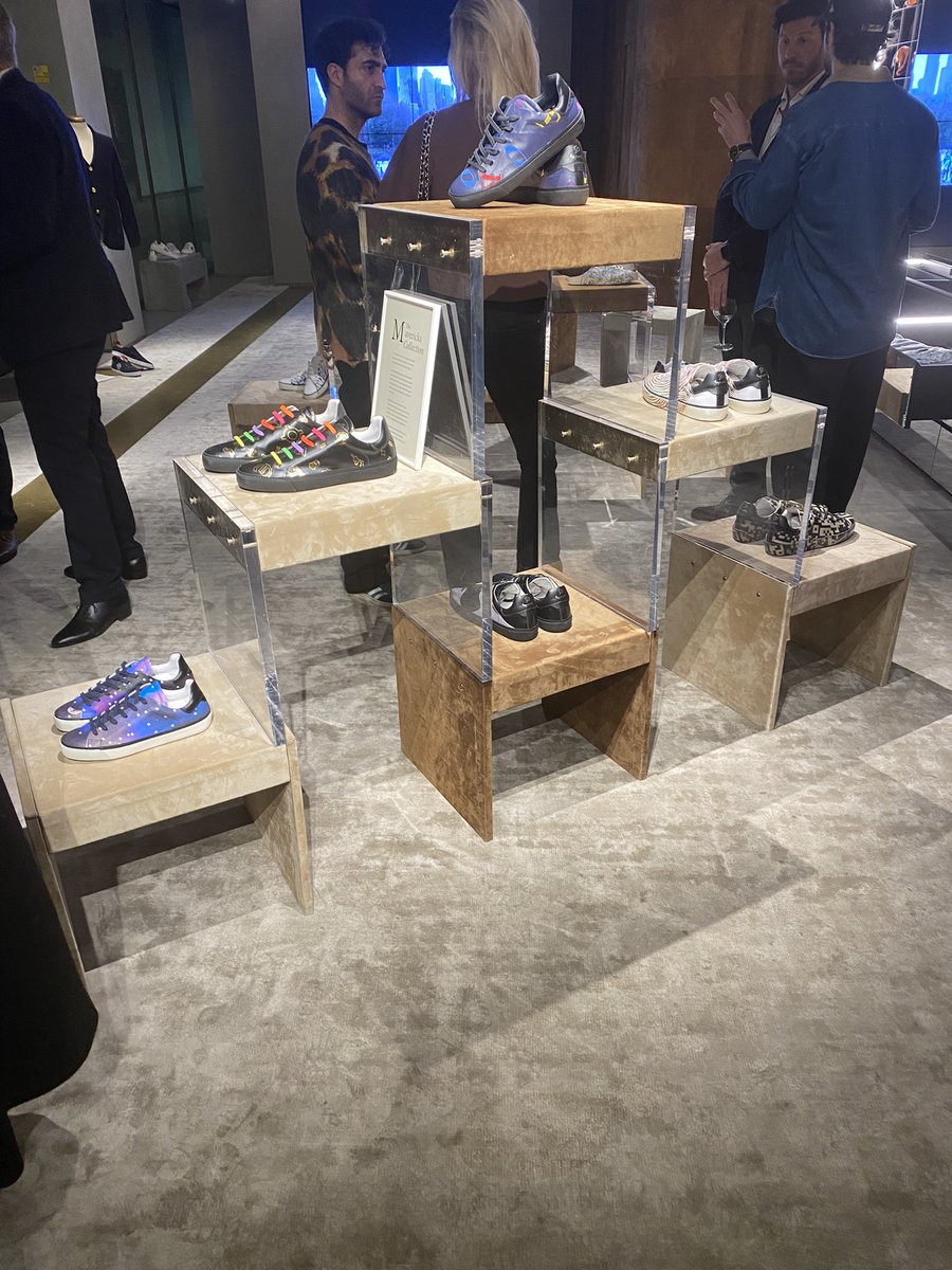 <a href="/tastyliveshow/">tastylive</a> <a href="/Tony_BATtista/">Tony Battista</a> <a href="/KristiRossX/">Kristi Ross</a> <a href="/DylanRatigan/">Dylan Ratigan</a> Awesome evening in Milan <a href="/euforia/">мояe</a> fashion show w/ surprise guest Kristi Ross!