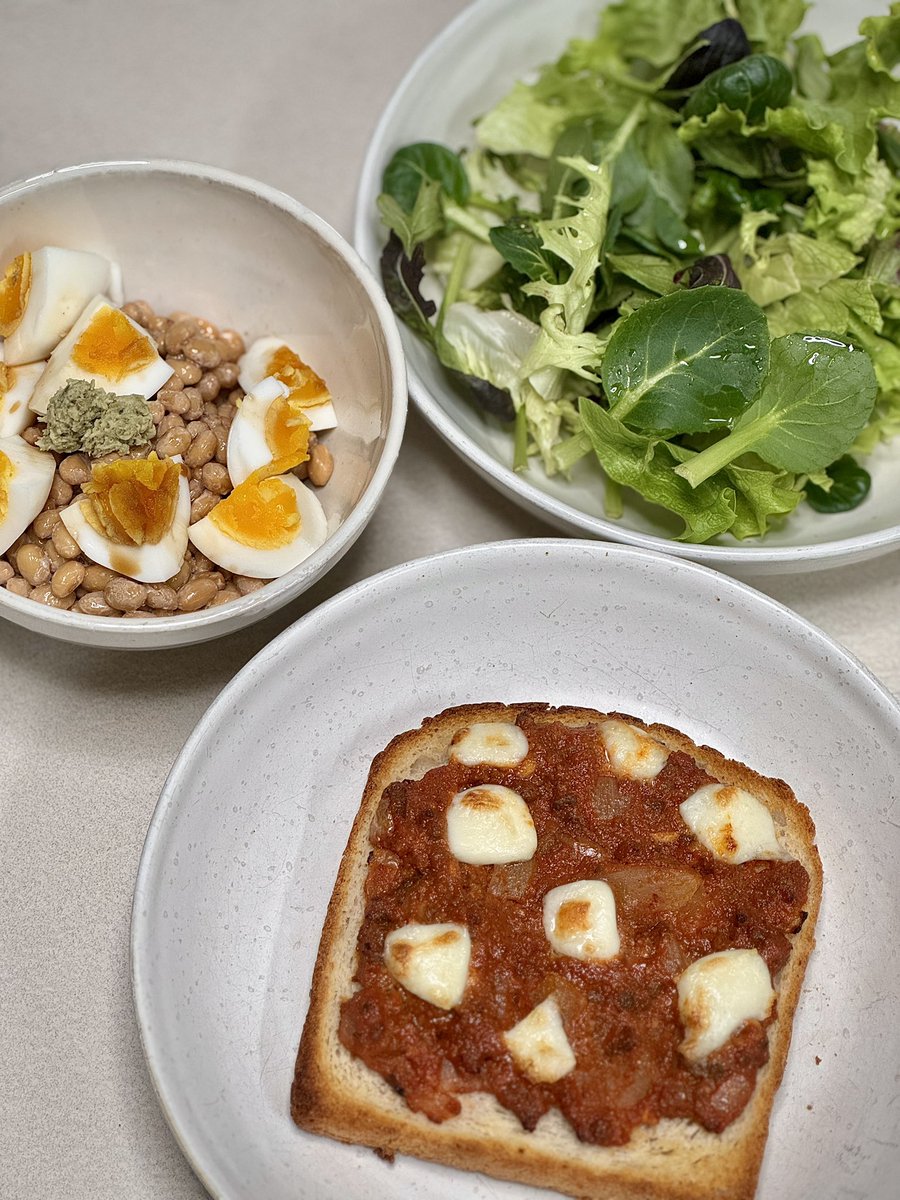 오늘 저녁입니다  
낫또 반숙범벅 / 샐러드 / 피자 통밀토스트

낫또는 반숙계란에 
간장쪼르륵 와사비 얹어서
비벼 먹으면 

콩의 쓴맛도 가려지고
부드러운 맛이 배가되면서 
더더 맛있는거같아요 💛