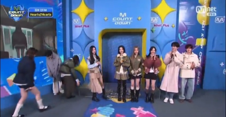 Sander ngakakin ini 😭😭.. Carmen ngebow tapi tangan juga ikut main. Auto bilang "anak indo banget ini" 😭😭😭 -star