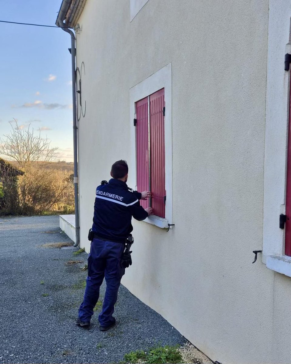 Gendarmerie's tweet image. #OTV 🏠 Vous vous absentez ? Pensez à l'Opération Tranquillité Vacances !
➡️ Signalez votre absence à la #gendarmerie ou en ligne via #MaSécurité.
Les #gendarmes effectueront des patrouilles régulières autour de votre domicile afin de prévenir toute tentative de #cambriolage. 🤝