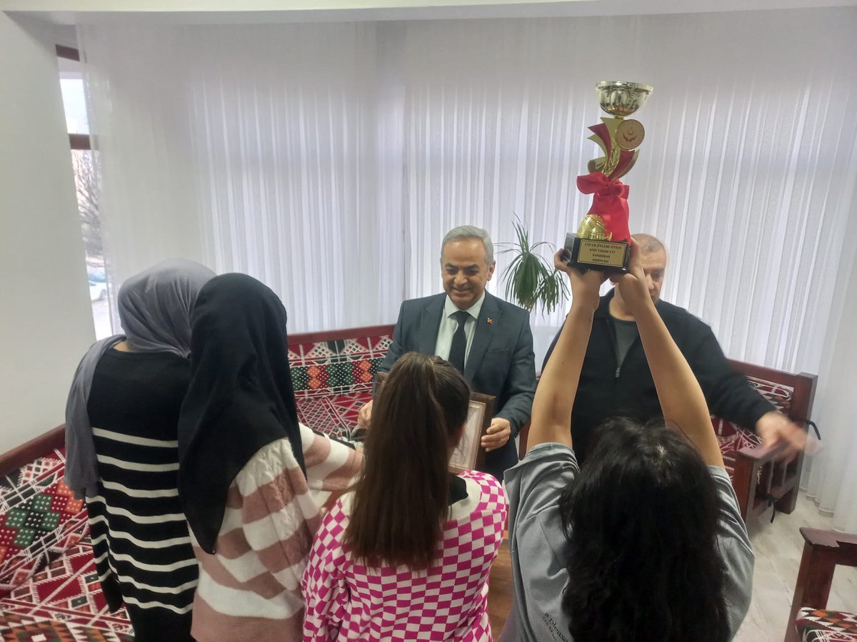 elazigashim's tweet photo. 📌Çocuk Evleri Sitesi

Oda düzeni, genel temizlik, sosyal, sportif ve sanatsal faaliyetlere katılma, Günlük Yaşam Programına uyma gibi kriterlerin değerlendirildiği Beyaz Bayrak yarışmasında Şubat ayı örnek yaşam evi Kardelen Yaşam evi oldu.
#ÇocukHizmetleriGenelMüdürlüğü https://t.co/qiEDWa9Qau