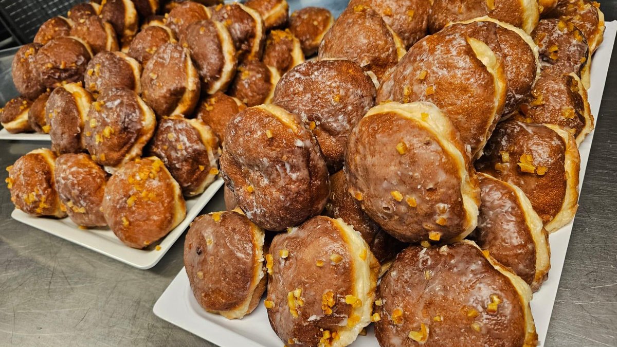 UnityLine's tweet image. 🍩 Słodka niespodzianka dla naszych pasażerów i kierowców - świeże pączki czekają na Was na pokładzie Polonii!
A special treat for our passengers and drivers - fresh doughnuts are waiting for you on board! Enjoy!🥯
#UnityLine #TłustyCzwartek #DoughnutDay #TravelTreats