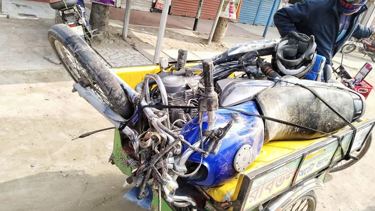 নওগাঁয় পিকনিকের বাসের ধাক্কায় মোটরসাইকেল আরোহী নিহত