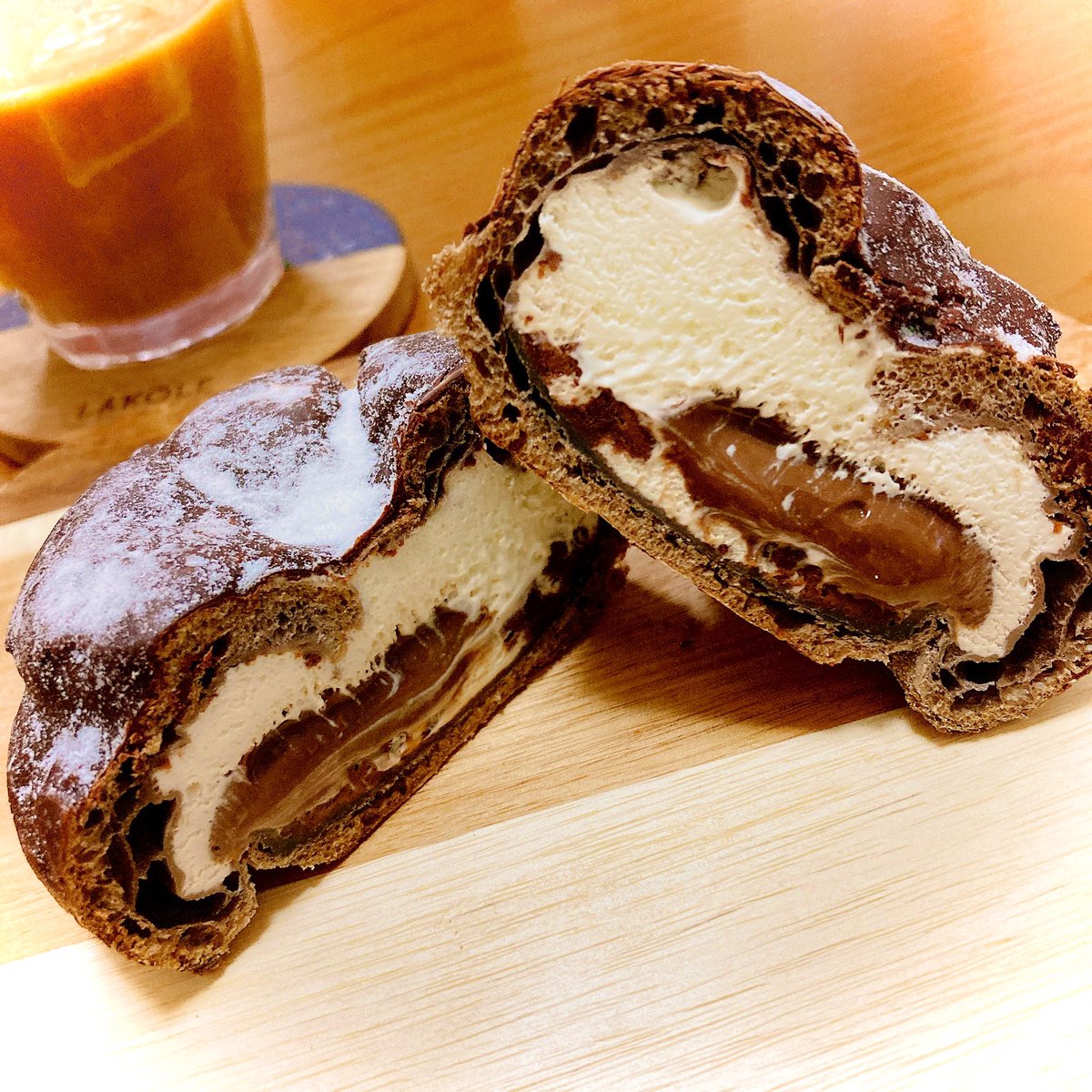 nico_nico_2022's tweet image. 仕事で甘いものに出会えなかったので
帰りに見つけたチョコシュー(꒪ﾛ꒪)ﾎｯﾎｰ♪

フォンダンショコラシュー✨
  #UchiCafe 
 
表面にチョココーティング🍫
中は溢れんばかりのクリーム♬
糖分補給満充電となりました( ߹𖥦߹ )ｵｲｼｲ

#チョコ食べないと気を失うw