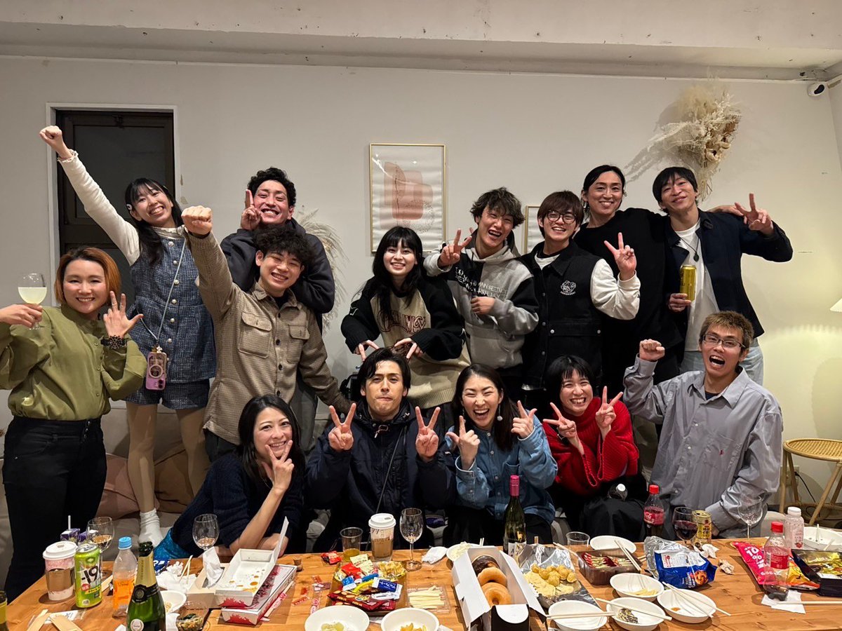 YUI__914's tweet photo. 打ち上げ✨✨

じゅんさん考案の謎ゲームやったり皆んなの思い出話ししたり、ほんまに楽しすぎてずっと笑ってた😂
またみんなとお仕事ができますように💪

📸④じゅんさんとハマってた写真の撮り方 https://t.co/fbk2Li2JTN