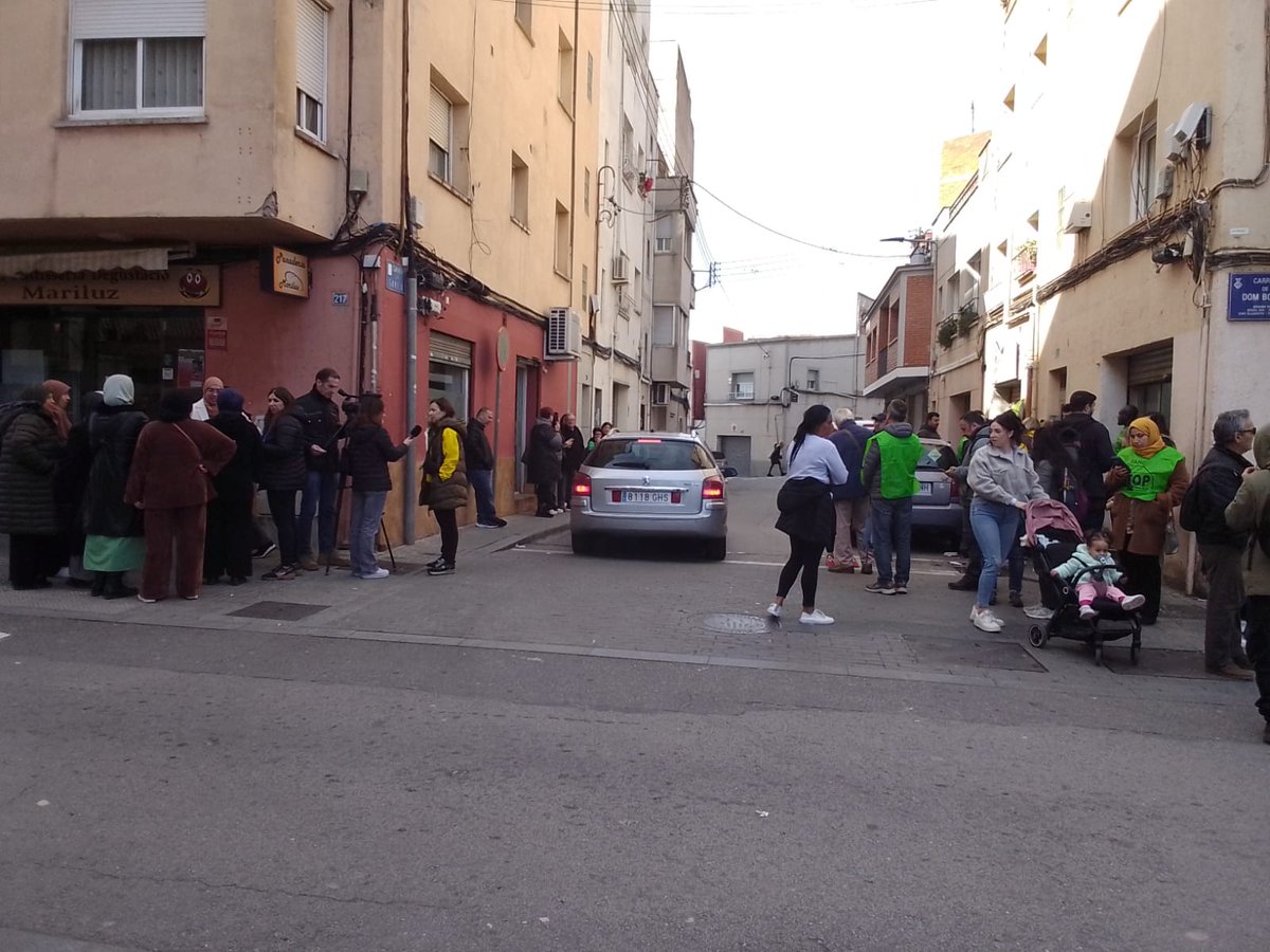 PAH, sindicat de llogateres, docents de la CGT i solidàries aturen el desnonament a Terrassa d'un alumne. ¡Sí se puede!