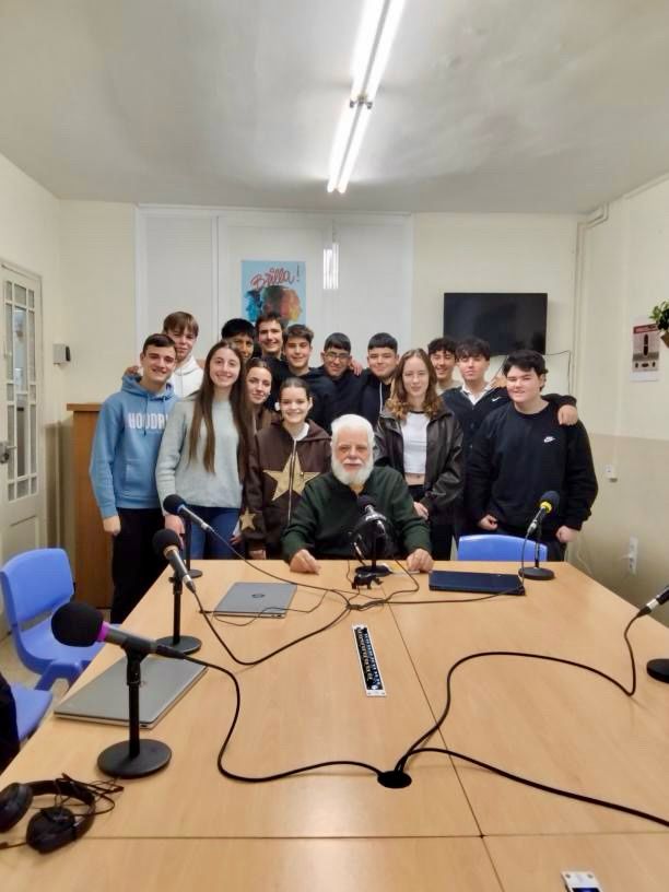 Avui els alumnes de l'optativa de ràdio de les <a href="/EscolapiesFIG/">Escolàpies Figueres</a> entrevisten a l'artista Josep Ministral.
radiovilafant.net/2025/02/27/jos…