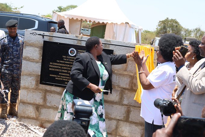VictorNimusiima's tweet photo. Works can now begin,The Prime Minister has today launched the construction of the Pathogen Economy Biosciences Park in Nakasongola District. @RobinahNabbanja
@STIsecretariat @DrMusenero
#BioSciencePark https://t.co/oJa7CpwOlL