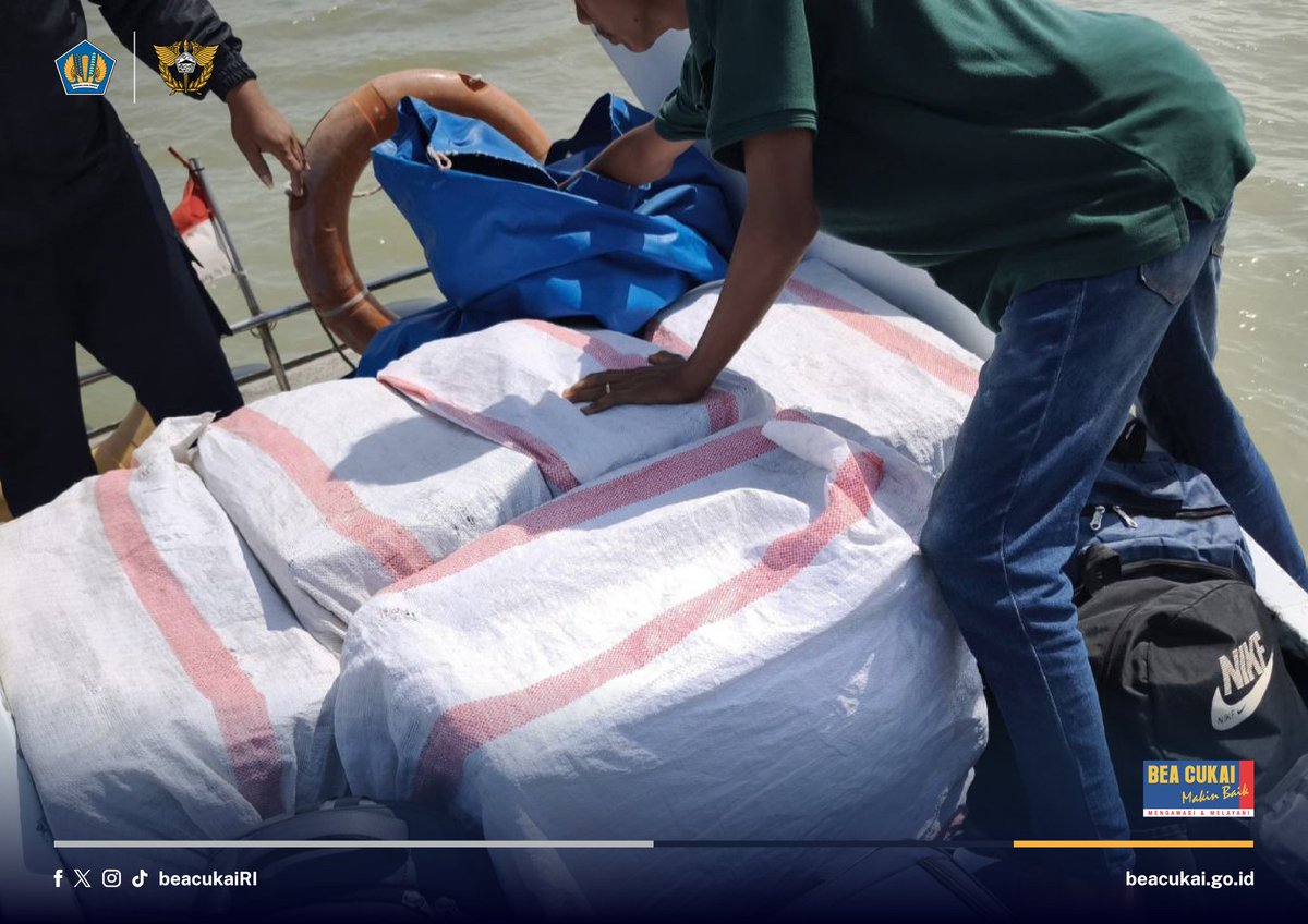 Tim patroli Bea Cukai <a href="/bckepri/">Bea Cukai Kanwil Kepri</a>, yang melibatkan Satgas Kapal Patroli BC 1288, amankan sebuah kapal yang memuat 60.000 batang rokok tanpa dilekati pita cukai di Perairan Pulau Setunah, Kab. Karimun pada Jumat, (21/02). 

Selengkapnya👇🏼
beacukai.go.id/berita/bea-cuk…