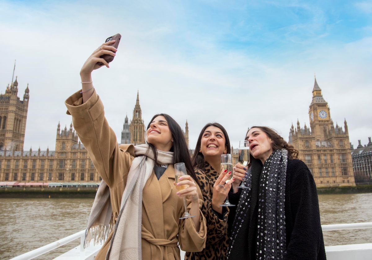 shoreditchevent's tweet photo. London. Unique. Views. Cruise.
Enough said!

#ShoreditchEvents #Westminster #London #LondonEvents #LondonViews #RiverThames #BigBen #LondonLife #LondonWithFriends https://t.co/KQSXM64bzo