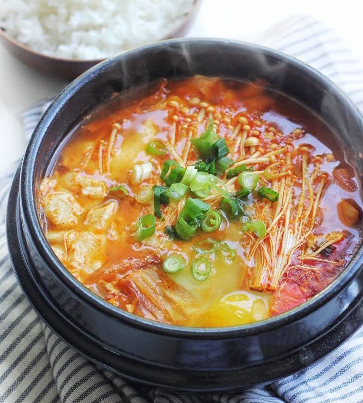eatsimple_x's tweet photo. Resep Simple Sundubu-Jjigae (Korean Soft Tofu Stew) 🧈🫕🥘🌶️

Bahan-Bahan: 

• 200 gram daging sapi iris tipis
• 300 gram tahu sutra, potong-potong
• 150 gram jamur enoki, potong dan bersihkan
• 1 butir telur
• Kimchi secukupnya (opsional toping tambahan)
• 1 batang daun bawang, iris tipis
• 1/2 bawang bombay, cincang halus
• 3 siung bawang putih, cincang halus
• 2 buah cabai merah/hijau, iris tipis
• 1 sdm minyak wijen
• 3 sdm gochugaru (bubuk cabai Korea)
• 2 sdm kecap asin
• 500 ml air
• Kaldu bubuk, gula dan merica secukupnya

Pict: Pinterest
Thanks 𝕏 #EatSimple