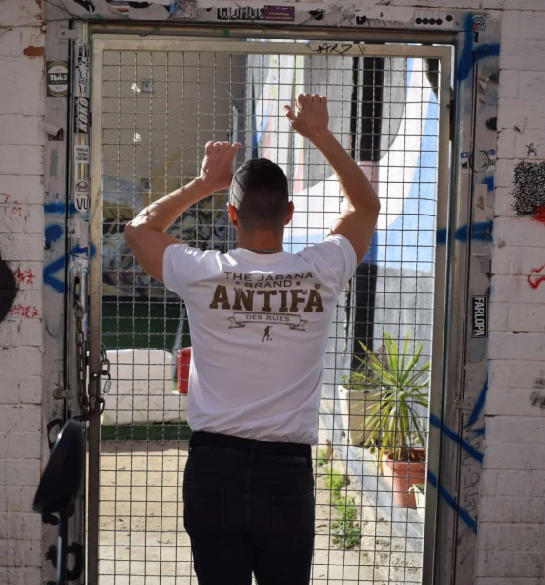 VALLEKAS ANTIFA

Camiseton de los compás de <a href="/Jaraneros_style/">JaranerosDontStop</a> 

Bestiarioshop.com

#bestiarioshop #vallekas #vendedoresdeodio