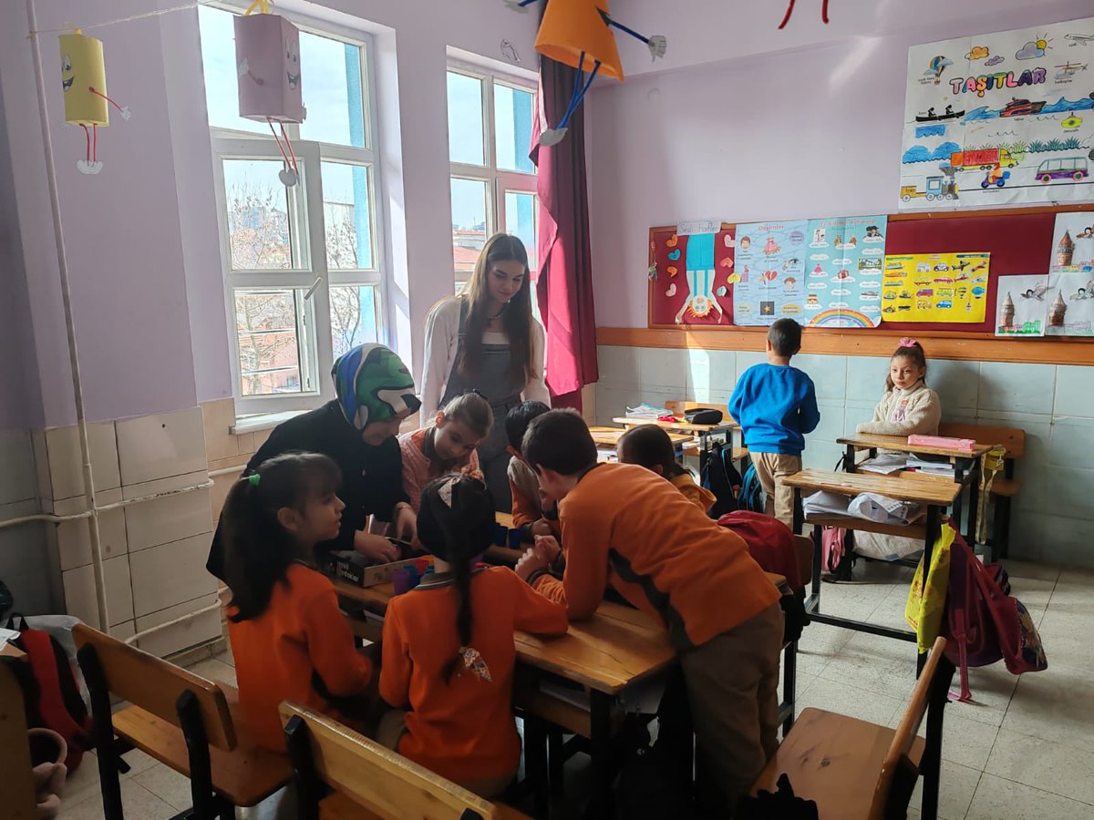 📍Latife Hanım Yurdu

Nuri Şeker İlköğretim Okulu’nu ziyaret ederek Şaziye Taşdemir hocamızın sınıfındaki öğrencilerle Renkli Bardaklar Oyunu oynandı. Etkinlik sonunda, Latife Hanım öğrencilerinden toplanan hediyeler misafir oldukları sınıftaki öğrencilere dağıtıldı.