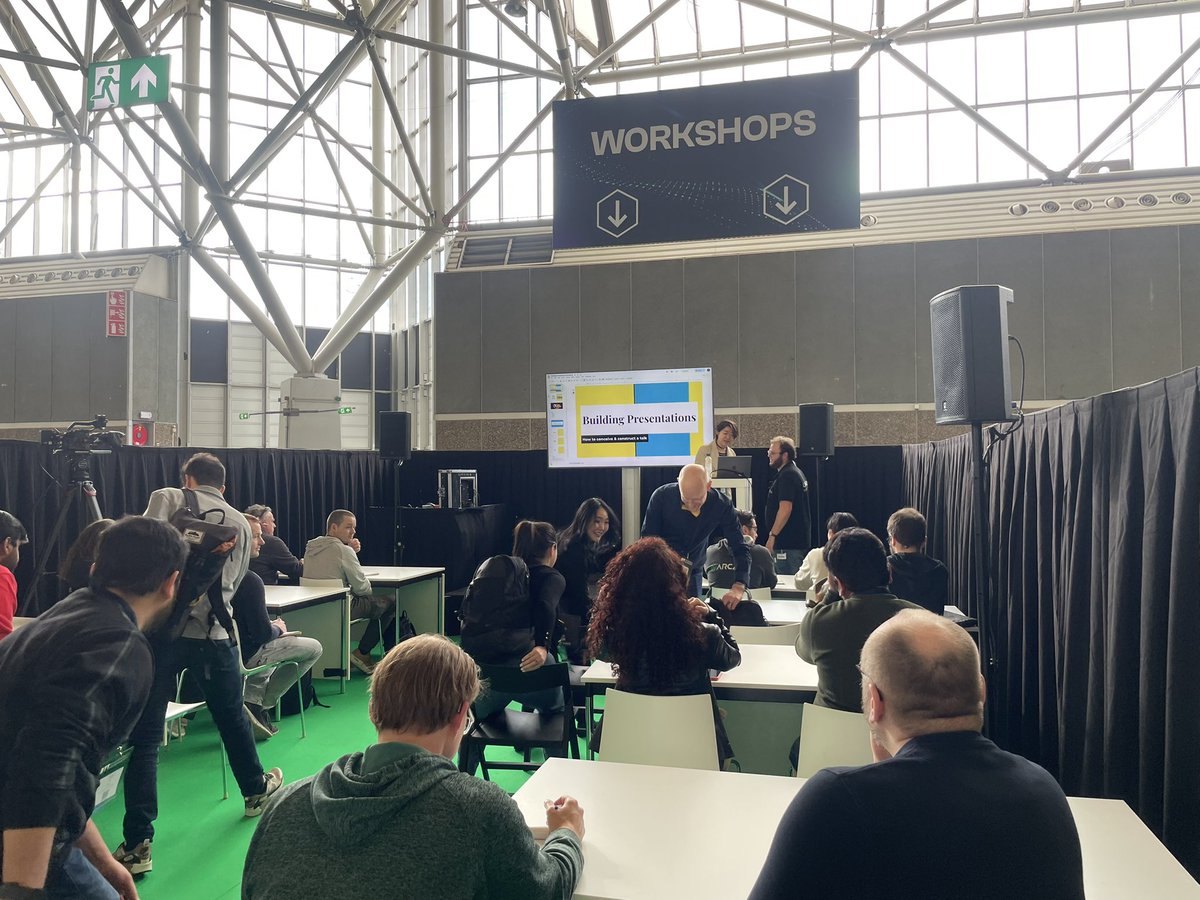 Full house for <a href="/lianmakesthings/">🏳️‍🌈 Lian Li 李莲 ✊🏿</a> workshop on how to own the stage at <a href="/devworld_conf/">DEVWorld Conference</a>