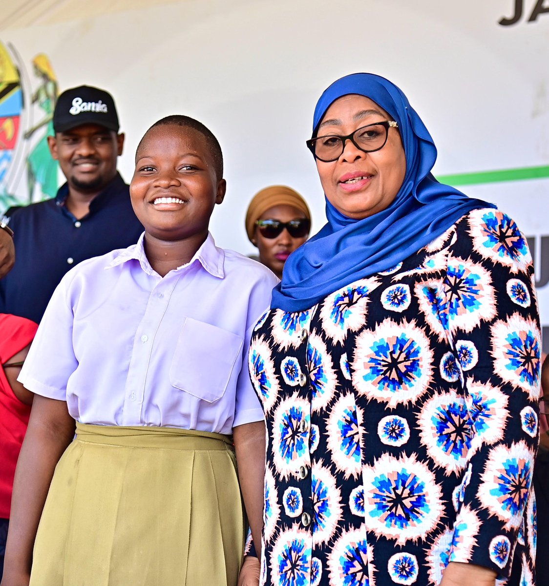 Rais wa Jamhuri ya Muungano wa Tanzania Mhe. Dkt. Samia Suluhu Hassan akizungumza na Mwanafunzi wa Shule ya Sekondari Magila ya Muheza Ester George Barua ambaye alimruhusu akalie kiti chake cha Rais kwenye mkutano wa hadhara uliofanyika katika uwanja wa CCM Jitegemee Wilayani