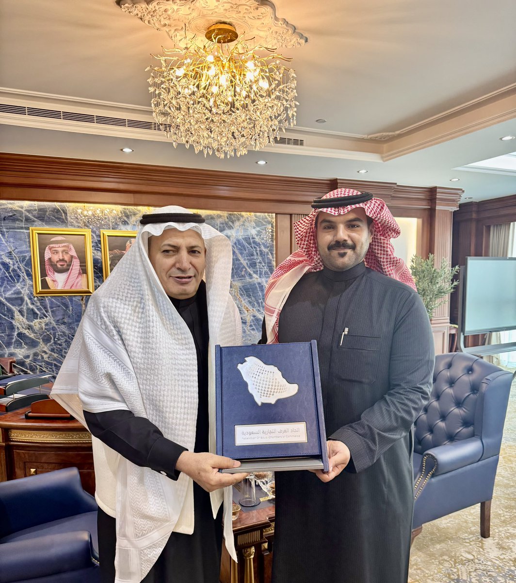 سعدت وتشرفت في هذا اليوم بمقابلة
سعادة الأستاذ / حسن بن معجب الحويزي
رئيس مجلس إدارة اتحاد الغرف السعوديه بمكتبه 

اشكره على تكريمه ودماثة خلقه وحسن استقباله وكريم توجيهاته ونصائحه ، سائلًا الله أن يحفظه وأن يوفقنا وإياكم لما يحبه ويرضاه ..