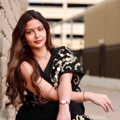 பிறந்தநாள் 

வானிலிருந்து பொழிந்து 
ஏறுமலையில்
விழுந்து தவழ்ந்து 
எத்துனையோ இடர் தாண்டி 
வரும் இயற்கை நன்னீராய்.!
எங்கோ 
பிறந்து வளர்ந்து 
இன்ப துன்பங்களை கடந்து 
நட்பினால் ஆட்கொள்ளும் 
யுவதியே உனை ராணி என்பதா
ராணியே உனை யுவதி என்பதா..!!

பிறந்தநாள் வாழ்த்துக்கள் பங்கு @DD_Darls