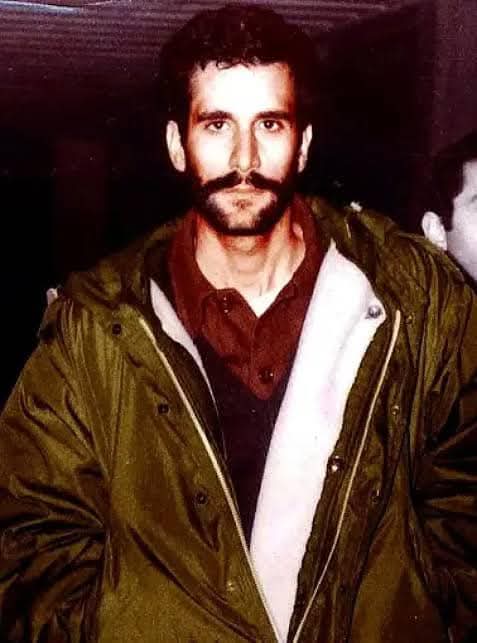 “Aşırı solcudur aşk...
Bu yüzden insanların sol yanını hedef alır.
Ve aşk bu kadar solcuyken,
İçinden sağ çıkmak imkansızdır” 

#denizgezmis 

Doğum günün kutlu olsun