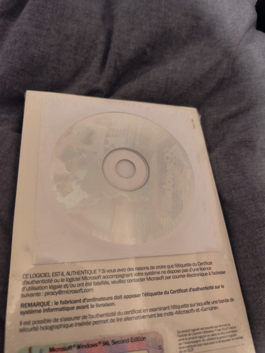 bretsinkler's tweet photo. Ma passion dans la vie ? À part le c*l ?
L'informatique de la fin des années 90.
Mon dernier loot : je suis joie
#Win98SE #Windows #Microsoft https://t.co/28bjsZrAvk