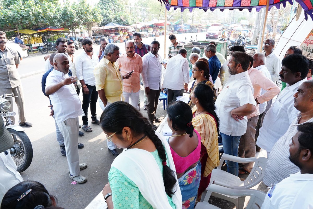 AlapatiRaja_TDP's tweet photo. ఉమ్మడి కృష్ణా - గుంటురు గ్రాడ్యుయేట్ ఎమ్మెల్సీ ఎన్నికల పోలింగ్ సందర్భంగా విజయవాడ పడమట పరిషత్ హైస్కూల్లో పోలింగ్ కేంద్రాన్ని పరిచిలించడం జరిగింది.
#AlapatiRajendraPrasad #MeeRajendraPrasad #AlapatiRaja #MLC #Graduateelections #kutami #meealapatiraja https://t.co/ZZmGHv1gGg