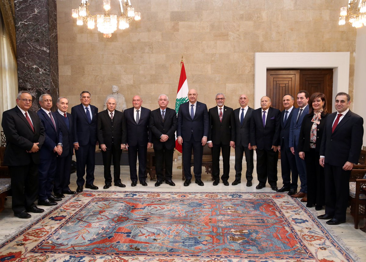 رئيس الجمهورية أمام وفدٍ من جامعة بيروت العربية وجمعية البرّ والإحسان: 
الدستور وخطاب القسَم يشكلان خارطة طريق لبناء لبنان الجديد ولبناء دولة فعلية