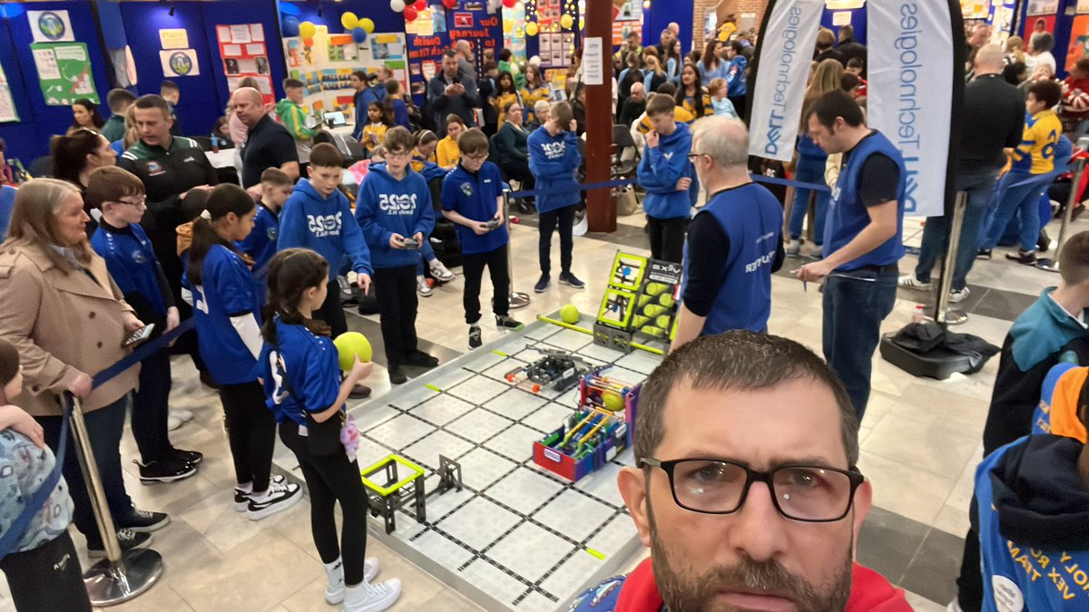 Two schools working together in teamwork challenge.  #VEXNationalFinalsIE