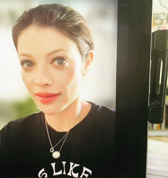 SusyAlvarez90's tweet photo. La vida es un suspiro, un instante que no controlamos. La partida de Michelle Trachtenberg a los 39 años nos recuerda que cada día es un regalo. No postergues lo importante, vive con propósito y autenticidad. https://t.co/jwyVOWzEJU