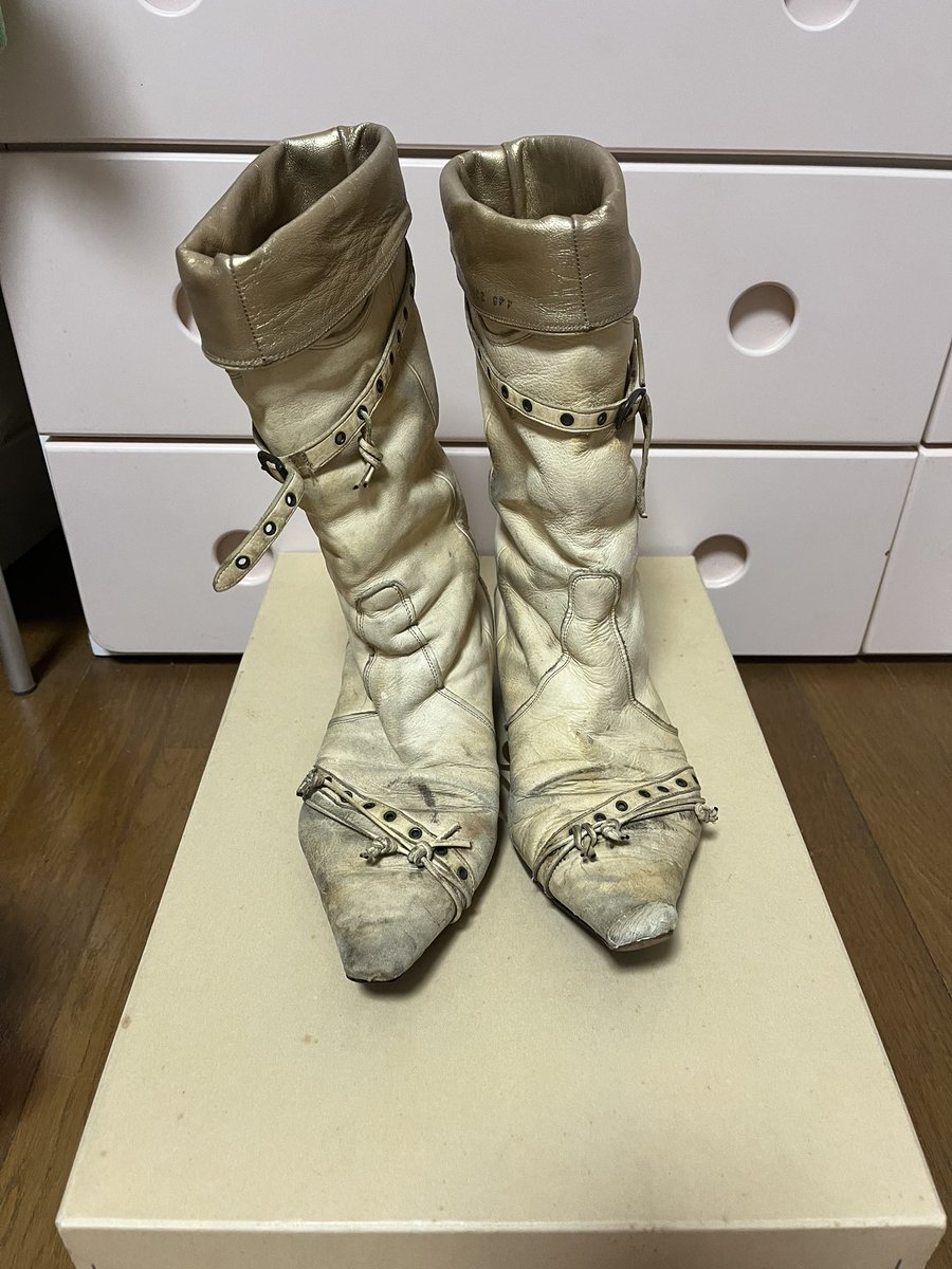 このブーツもめちゃくちゃ履いたなぁ。ありがとうございました！ラスト一足の魔女みたいって先輩にいわれた紫のブーツは、もう少し手元に…