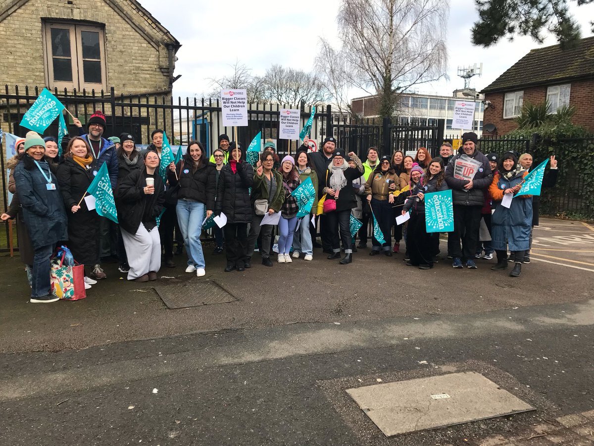 socialistworker's tweet photo. Big turn out on Fortismere school @NEUnion picket line in Haringey fighting for better conditions and education π©
#StrikeForEducation https://t.co/tmmTN1XGKT