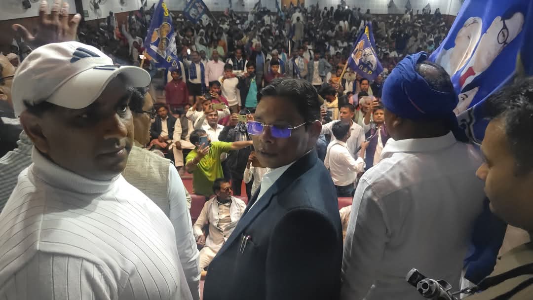 Ravindra_Jatav9's tweet photo. बिहार में BSP के कार्यकर्ता संत रविदास जी की जयंती के अवसर पर विभिन्न जिलों में सम्मेलन आयोजित कर रहे है। इन आयोजनों का उद्देश्य बिहार में पार्टी की जड़ों को मजबूत करना और बाबा साहब एवं कांशीराम के विचारों को जन-जन तक पहुंचाना है @ramjigautambsp जी के नेतृत्व में सरकार बनाएंगे! https://t.co/OjLCn3q81x