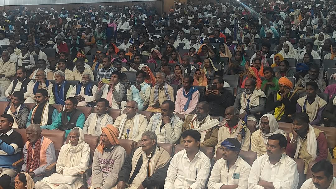 Ravindra_Jatav9's tweet photo. बिहार में BSP के कार्यकर्ता संत रविदास जी की जयंती के अवसर पर विभिन्न जिलों में सम्मेलन आयोजित कर रहे है। इन आयोजनों का उद्देश्य बिहार में पार्टी की जड़ों को मजबूत करना और बाबा साहब एवं कांशीराम के विचारों को जन-जन तक पहुंचाना है @ramjigautambsp जी के नेतृत्व में सरकार बनाएंगे! https://t.co/OjLCn3q81x