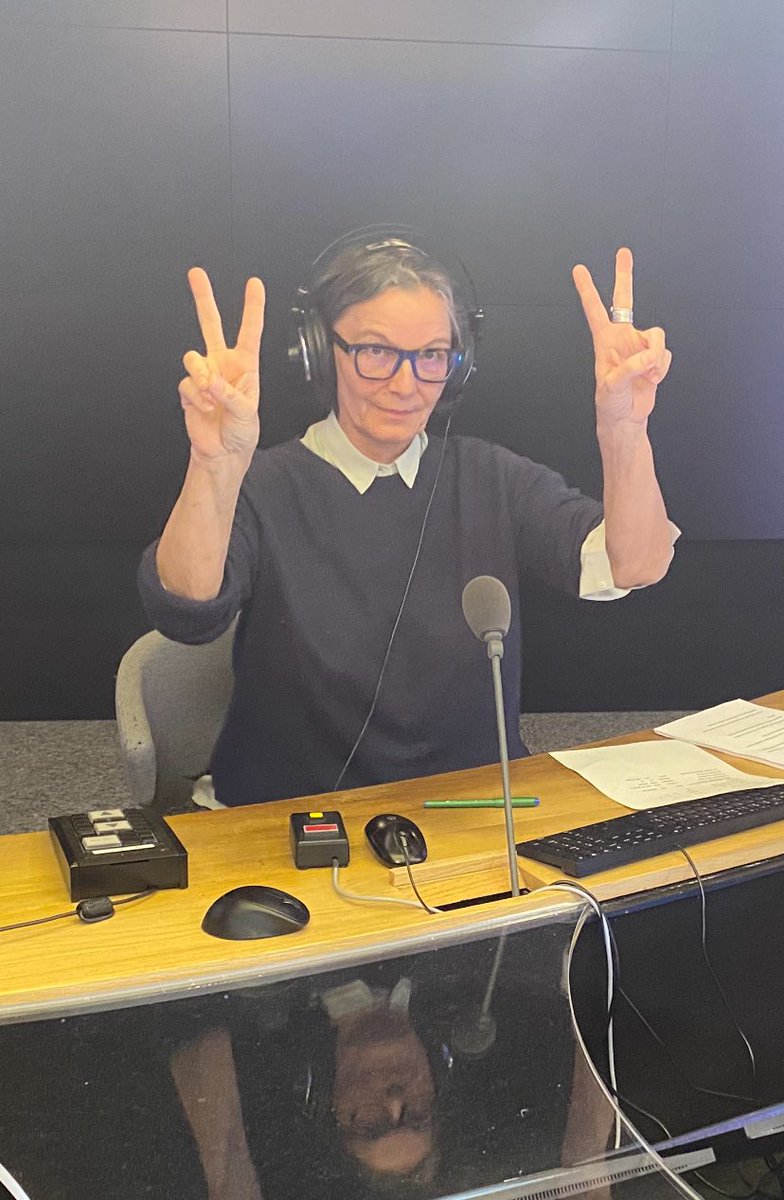 Après plus de trois décennies de carrière à la <a href="/RadioTeleSuisse/">RTS</a>, Manuela Salvi présente ce jour son dernier 12h30 avant de prendre sa retraite. Bravo et merci Manuela!