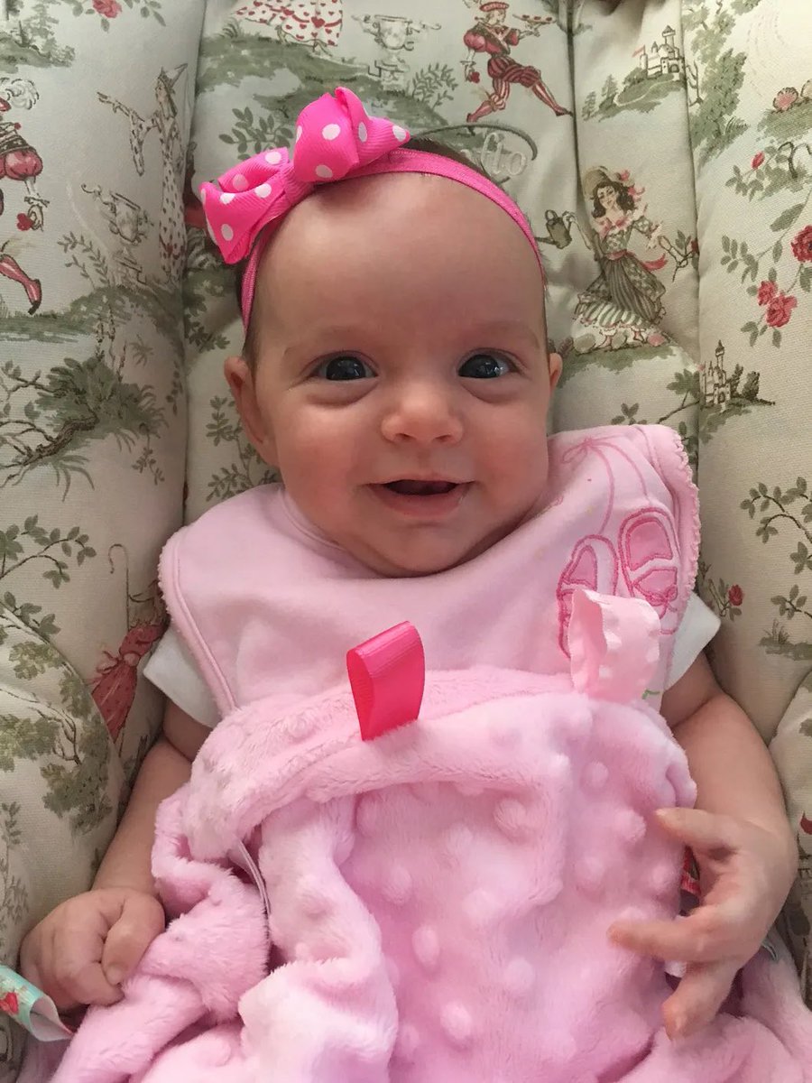 GossipRoomOff's tweet image. 🚨 Le premier bébé au monde à être "né” deux fois est une petite fille nommée Lynlee Hope Boemer. À 16 semaines de grossesse, une échographie a révélé une tumeur appelée tératome sacro-coccygien sur son coccyx, mettant sa vie en danger.

À 23 semaines de gestation, les…