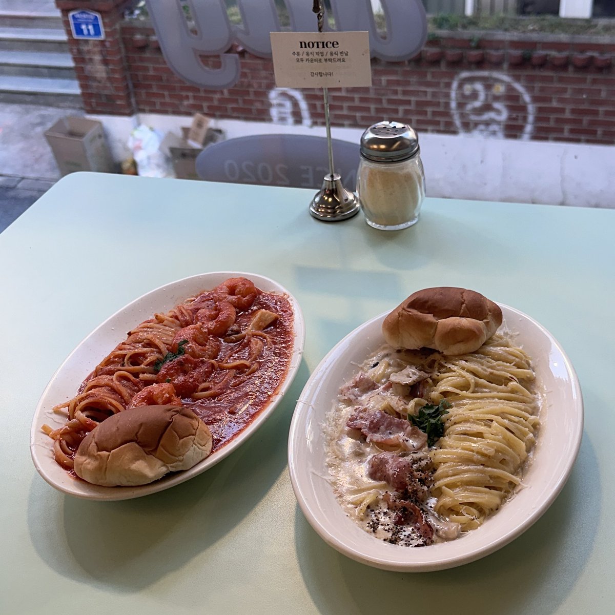 l9990ly's tweet photo. 📍Pastago ホンデ駅 6番出口 徒歩5分

ホンデにあるパスタのお店🍝

わたしはオリジナルトマトパスタを食べました♡友達はガーリックバタークリーム🧄韓国のパスタってなんでこんなに美味しいんだろう🦭ˊ˗

パスタだけじゃなくてリゾット、ミニピザとかもありました🍕値段も高過ぎないのでおすすめ♡ https://t.co/M78P5NwY6q