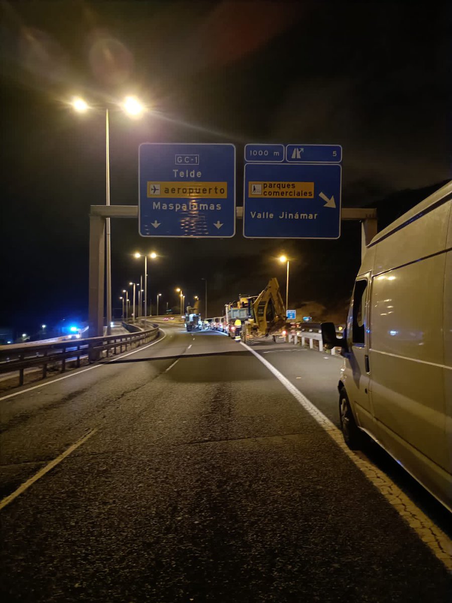 Anoche comenzaron las labores de renovación del asfalto de la intersección de la GC-1 con la GC-3 a la altura de la potabilizadora.

⚠️ Esta noche a las 22:00 horas volverá a cortarse este tramo en dirección sur.