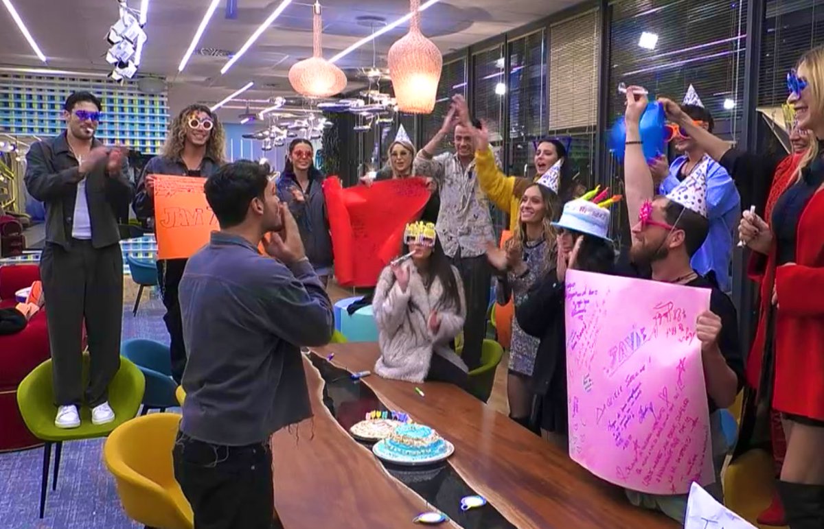 LaCapofandom's tweet photo. 2 compleanni in Casa due trattamenti diversi.
Di cosa dobbiamo parlare di meritocrazia?
Una persona si deve meritare un compleanno
Un'altra Non si merita un compleanno perché ha atteggiamenti diversi?
Ma di che stiamo parlando @GrandeFratello i fan tossici li create voi. Perché di fronte a queste ingiustizie ci ribelliamo
#shailenzo #tunoride