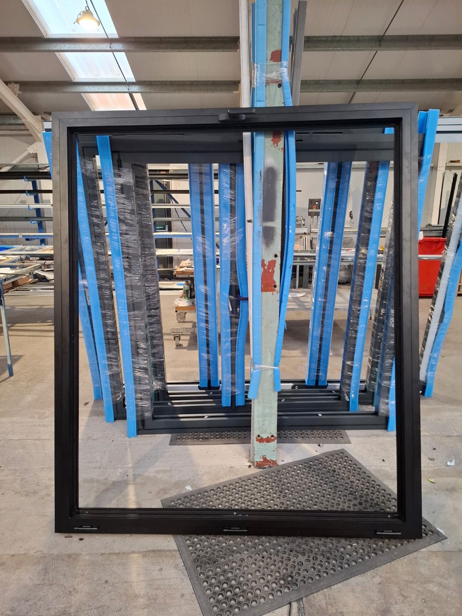 framefastuk's tweet image. Here’s a 400 series aluminium window in textured black—looking sharp as it makes its way through our factory! With the impressive size of it, we think this is going to be epic once it’s in place.

#framefast #aluminium #windowsanddoors