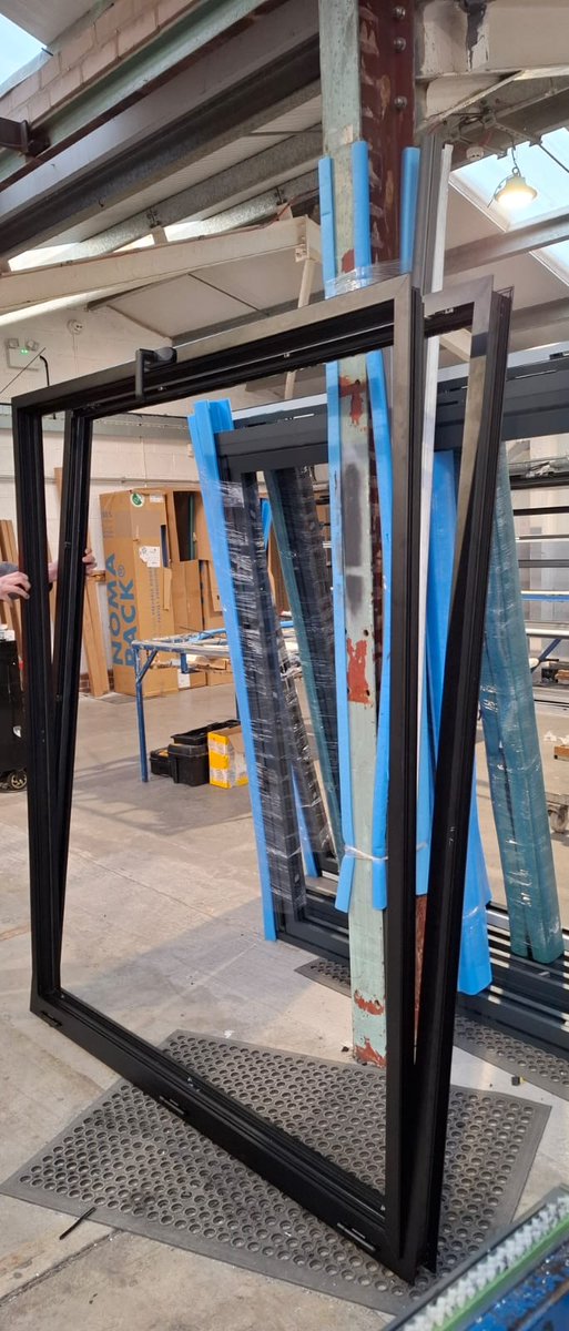 framefastuk's tweet image. Here’s a 400 series aluminium window in textured black—looking sharp as it makes its way through our factory! With the impressive size of it, we think this is going to be epic once it’s in place.

#framefast #aluminium #windowsanddoors