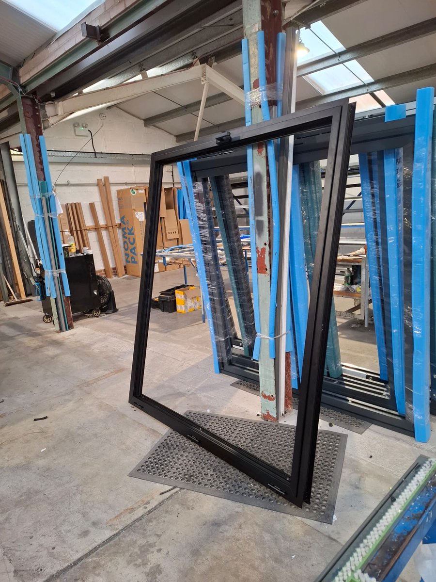 framefastuk's tweet image. Here’s a 400 series aluminium window in textured black—looking sharp as it makes its way through our factory! With the impressive size of it, we think this is going to be epic once it’s in place.

#framefast #aluminium #windowsanddoors