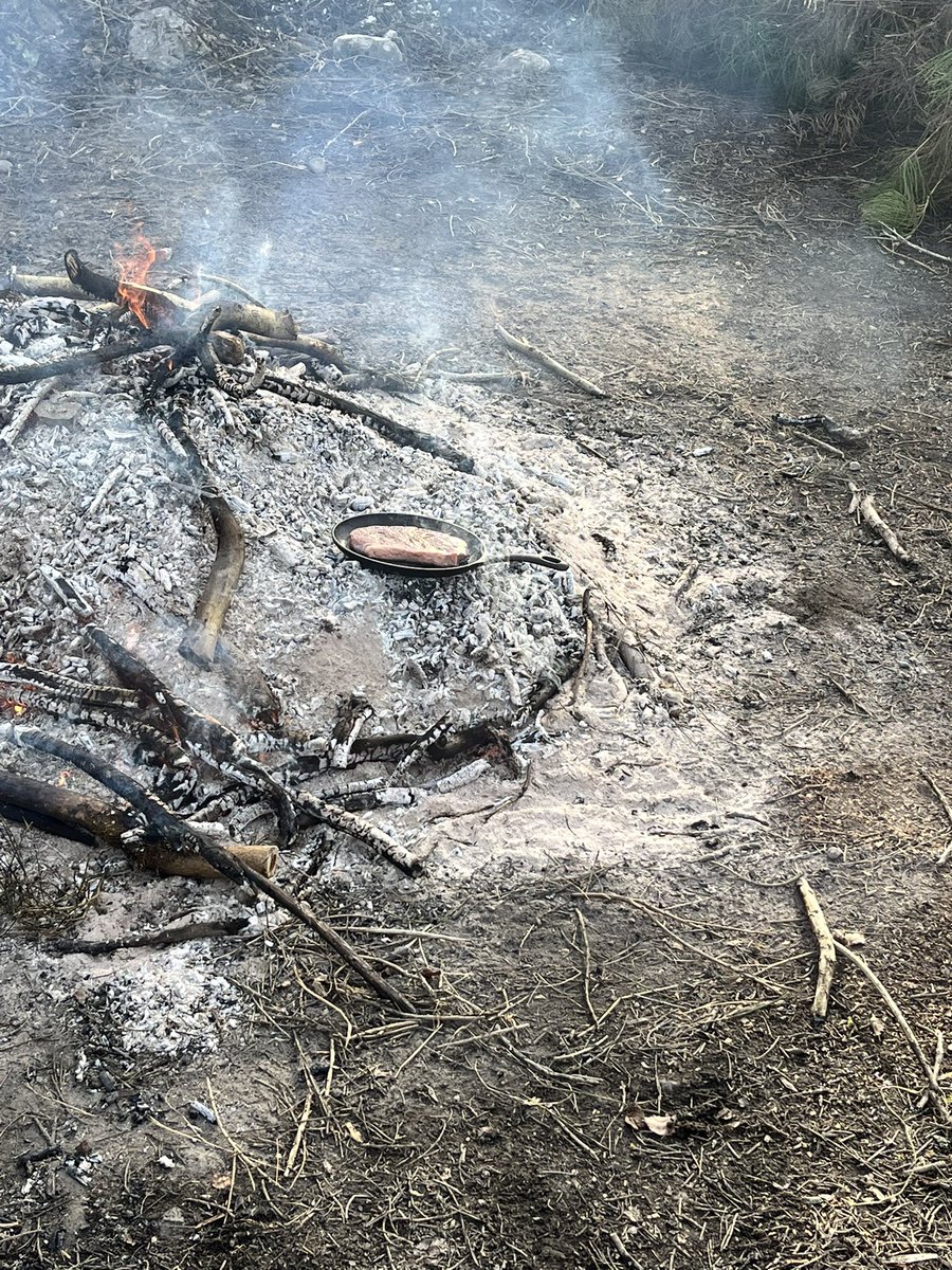 Boys have been hard at work removing broom and burning it! So might as well use the ash to cook some steak for lunch! 🥩🥩🥩 always a good team atmosphere and a good laugh! 💪 
#greenkeeping 
#masterchef