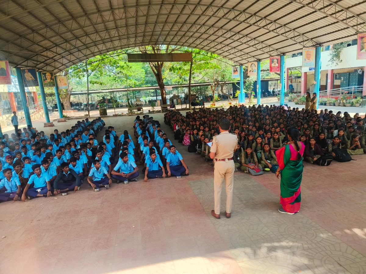 ಇಂದು ಯಲಹಂಕ ಪೊಲೀಸ್ ಠಾಣಾ ವ್ಯಾಪ್ತಿಯಲ್ಲಿನ ಸರ್ಕಾರಿ ಶಾಲೆಯಲ್ಲಿ ವಿದ್ಯಾರ್ಥಿಗಳಿಗೆ ಮಾದಕ ದ್ರವ್ಯ ವ್ಯಸನ, ಸೈಬರ್ ಕ್ರೈಂ ಹಾಗೂ ಇತರೆ ವಿಷಯಗಳ ಕುರಿತು ಜಾಗೃತಿ ಮೂಡಿಸಲಾಯಿತು