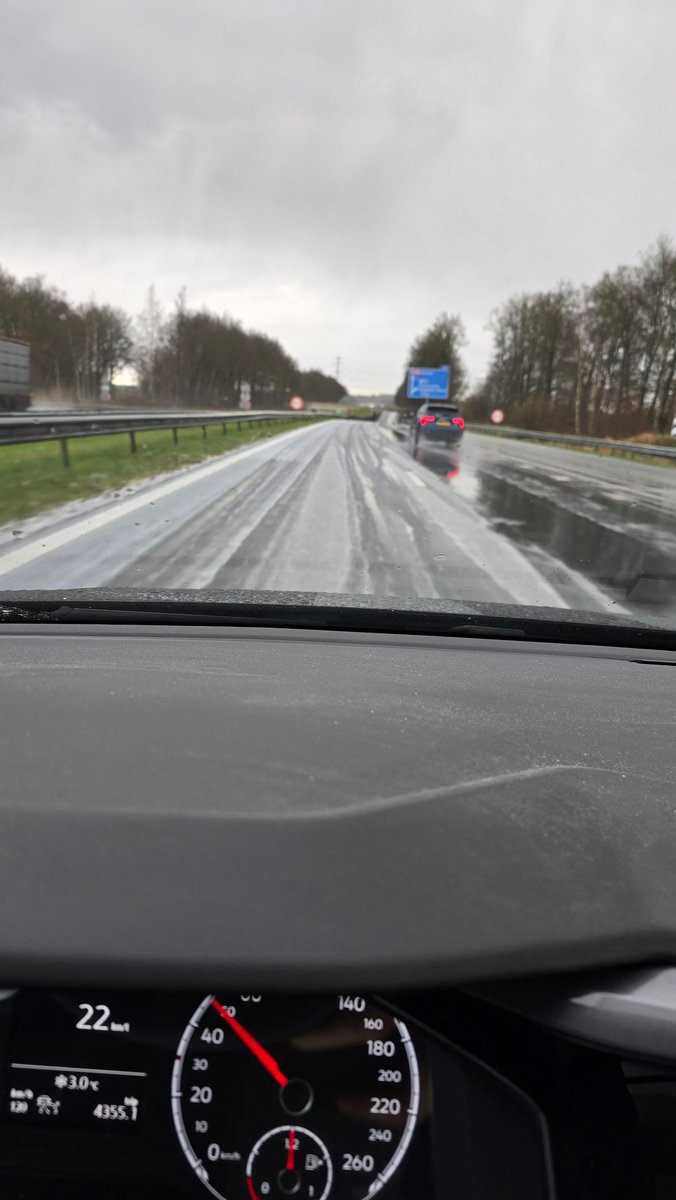 tembea's tweet photo. #Hoogeveen #a28 #hagelbui extreem glad ongeluk met meerdere auto's https://t.co/TZyOGaa2rR